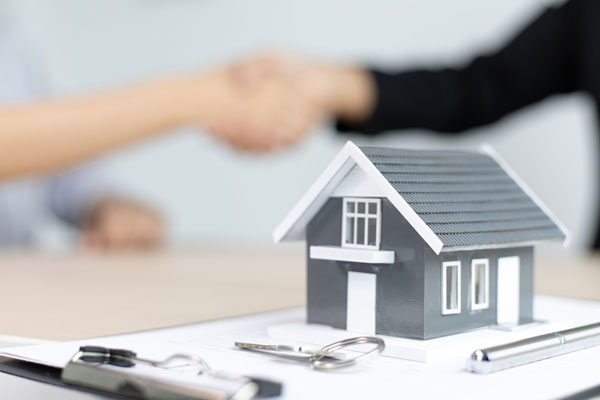 property mgmt agreement w/ handshaking in bkgd